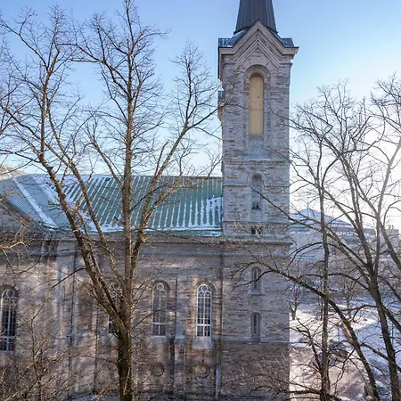 Freshly Renovated Next To Old Down 塔林