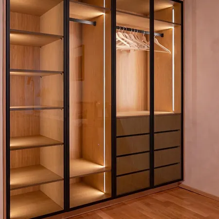 Freshly Renovated Next To Old Down 塔林