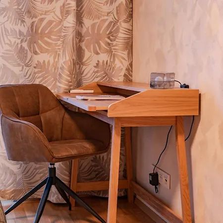 Freshly Renovated Next To Old Down 塔林