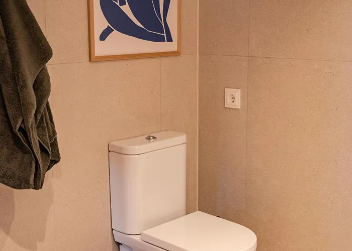 Freshly Renovated Next To Old Down Apartment *