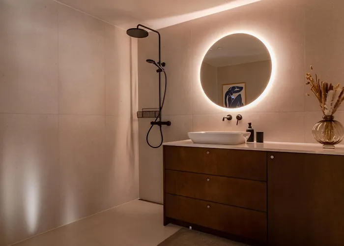 Freshly Renovated Next To Old Down アパート