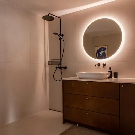 Freshly Renovated Next To Old Down Appartamento